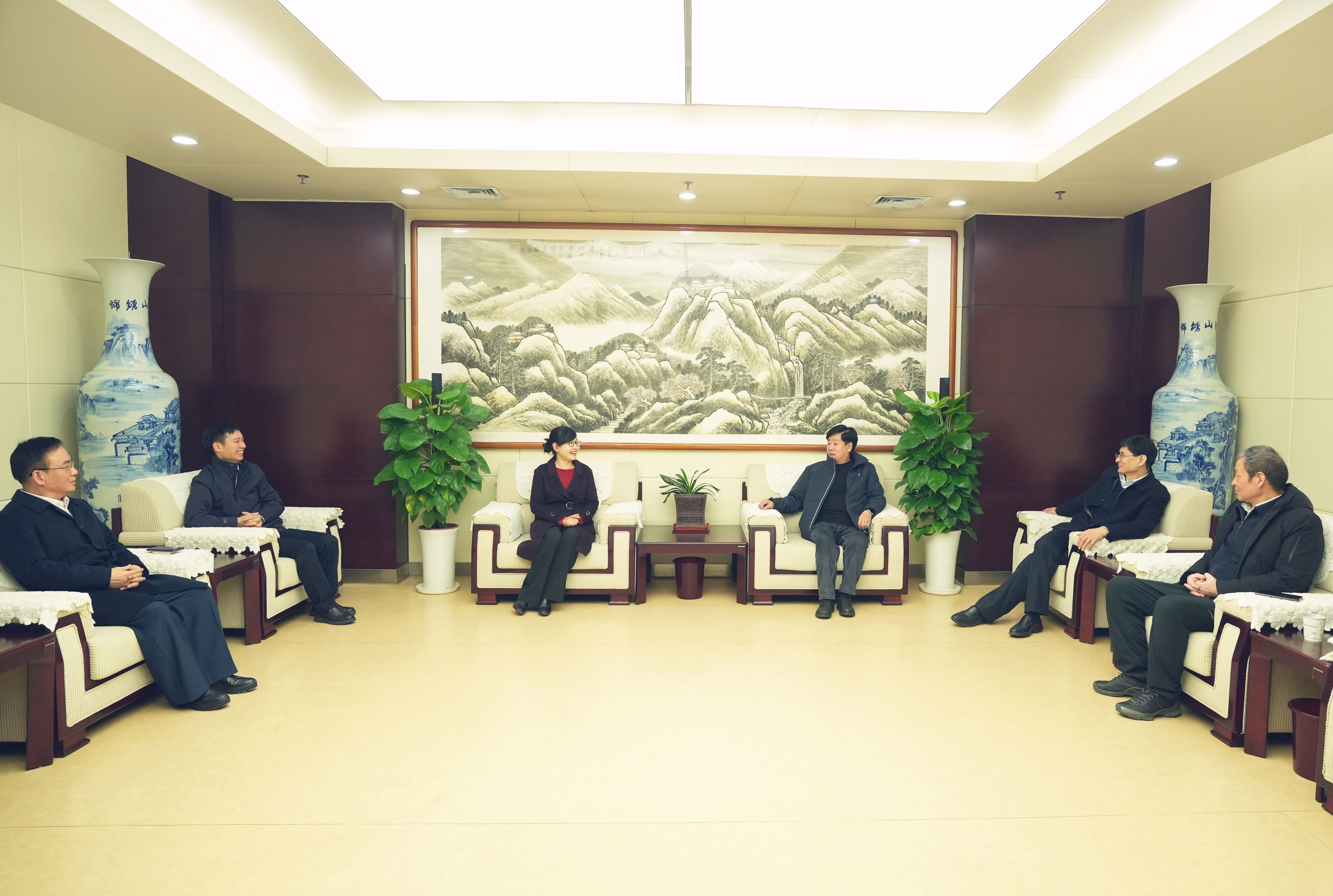 2月18日 陕投党委副书记 刘丽一行到9728太阳集团走访慰问 党飞航摄2.JPG