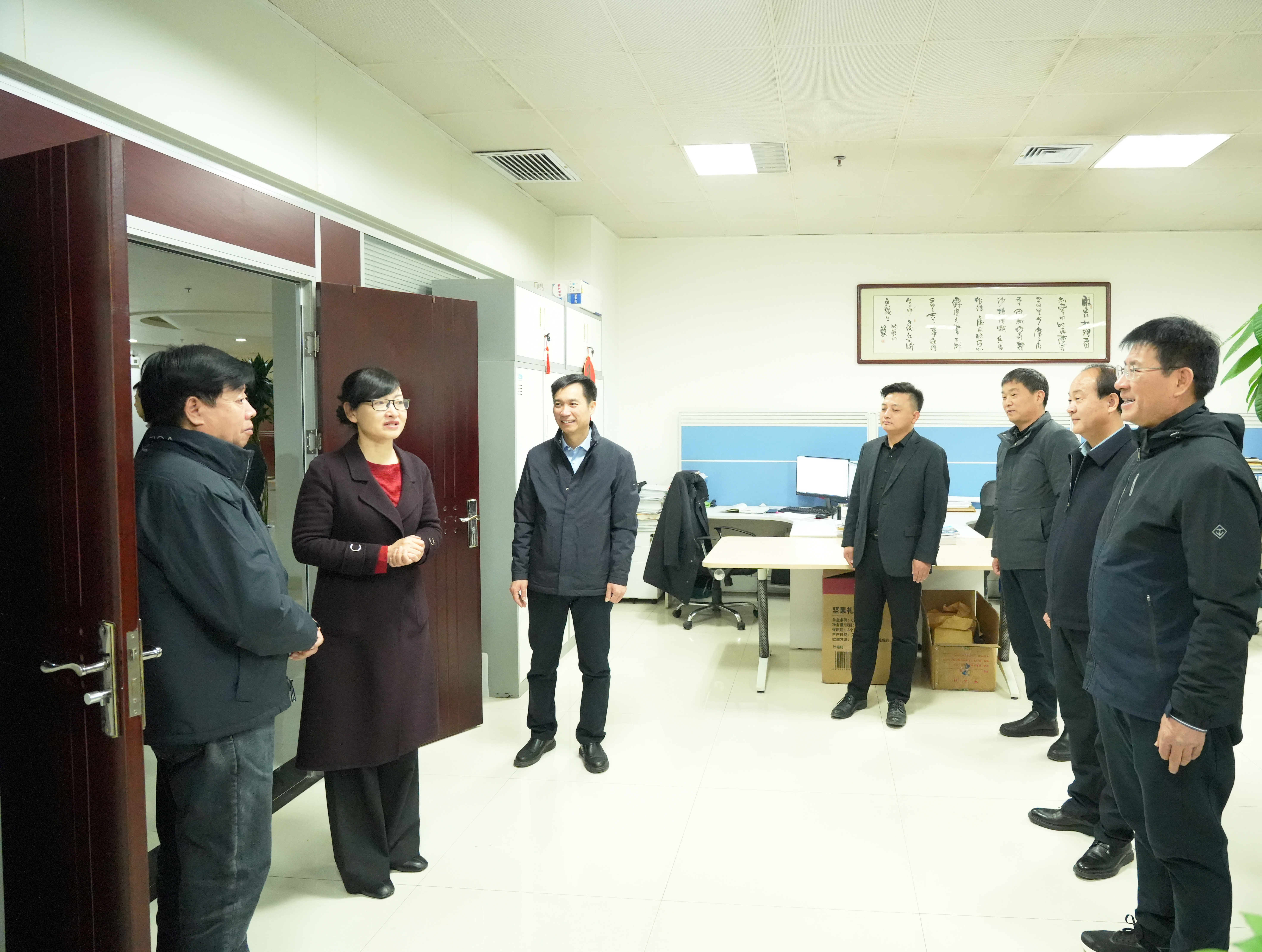 2月18日 陕投党委副书记 刘丽一行到9728太阳集团走访慰问 党飞航摄.JPG