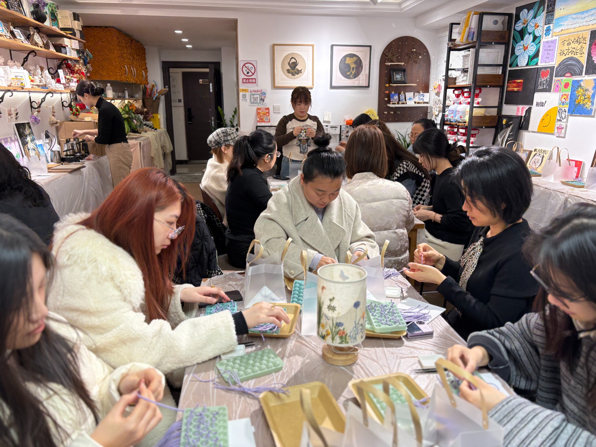 春风拂暖,芳华竞绽。第116个“三八”国际劳动妇女节来临之际,油气钻采公司工会为丰富女职工精神文化生活、增进情谊,拼豆、手工香皂两大手作体验活动温情启幕,让女职工在指尖创作中感受生活之美、绽放别样风采。(文-刘雪婷,图-赵雨昕).jpg