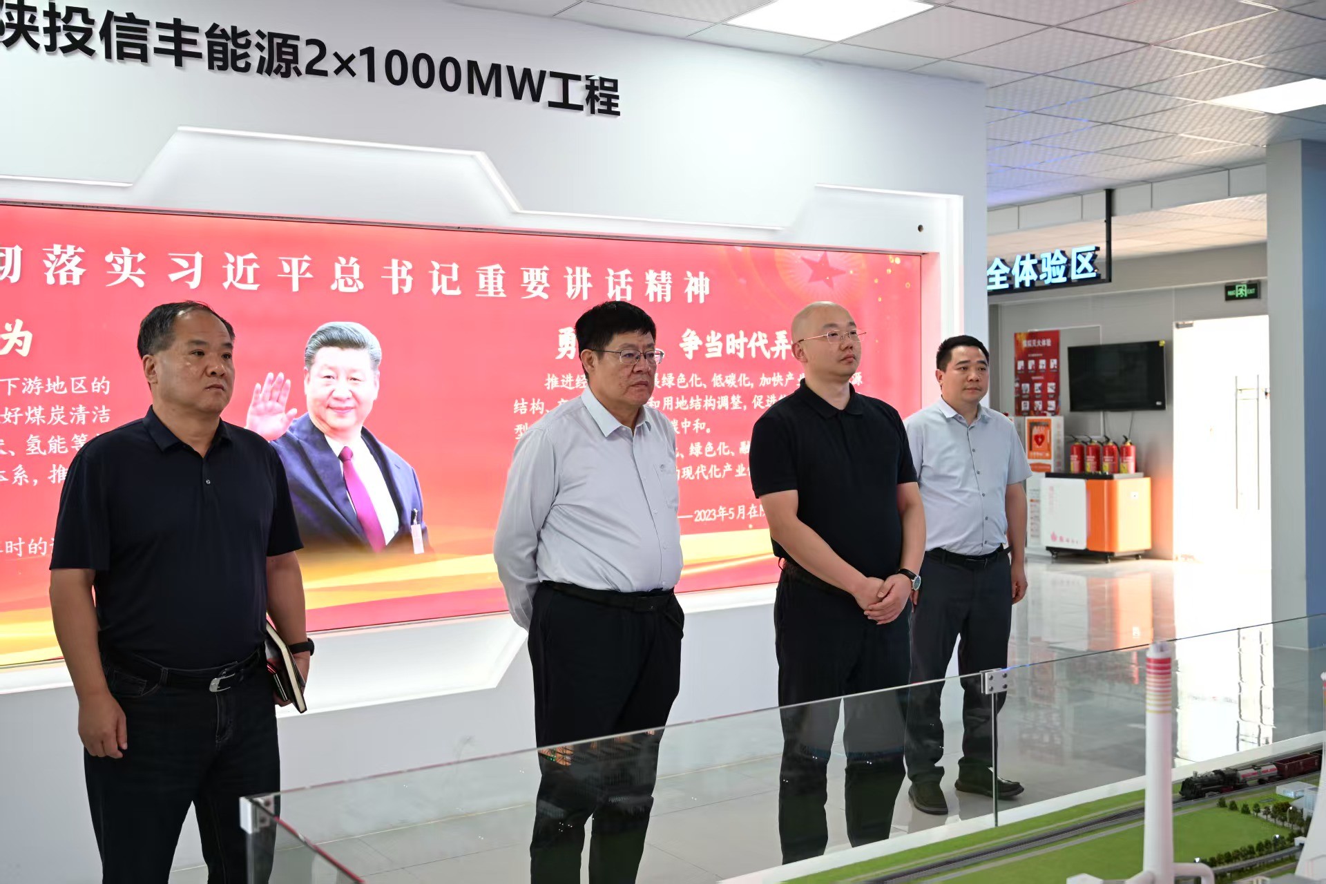 近日,9728太阳集团党委副书记、总经理何斐率队赴江西信丰能源开展业务对接交流。陕西煤田地质工程科技有限公司、陕西天地建设有限责任公司相关领导随同。信丰能源党委书记、总经理裴昌胜主持接待,相关业务分管领导及部门负责人出席。.jpg